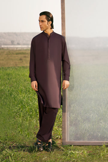 Elegant shalwar kameez design for men in maroon, showcasing a contemporary style.